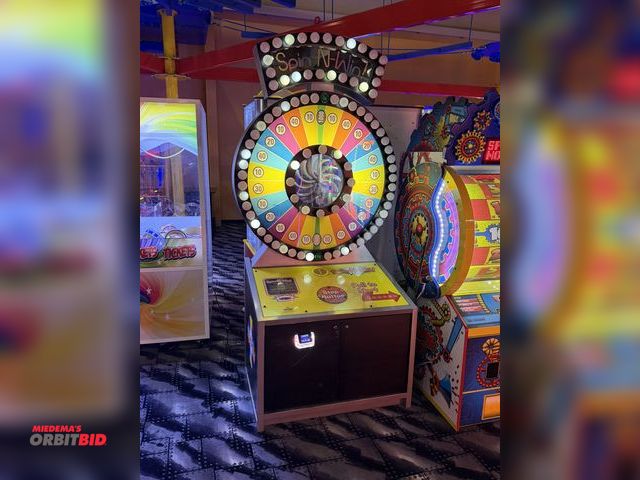 Lot 1-11235 - (1) Skee-Ball Game Spin and Win arcade style game, electronic payment, includes key, S/N 140475757, ...