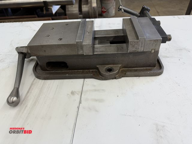 Lot 1-6150 - (1) Kurt 6" machinists vise.