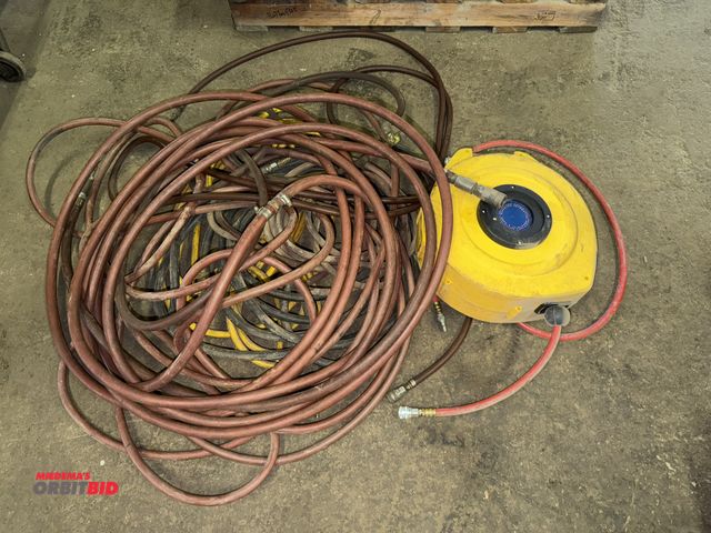 Lot 1-18132 - (1) Buffalo Tools extendable 3/8" air hose reel with assorted lengths of various air hose.