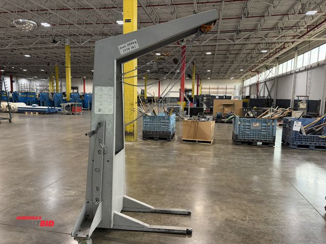 Lot 1-5439 - (1) Muller Martini, 770 lb. max capacity crane/hoist, includes (2) 42" long steel lift attachment.