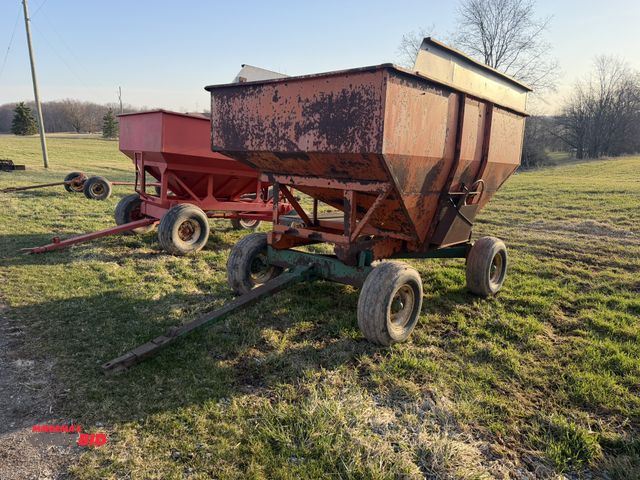 Lot 1-19110 - (1) Huskee Gravity Wagon with model T10 running gear, extendable tongue.