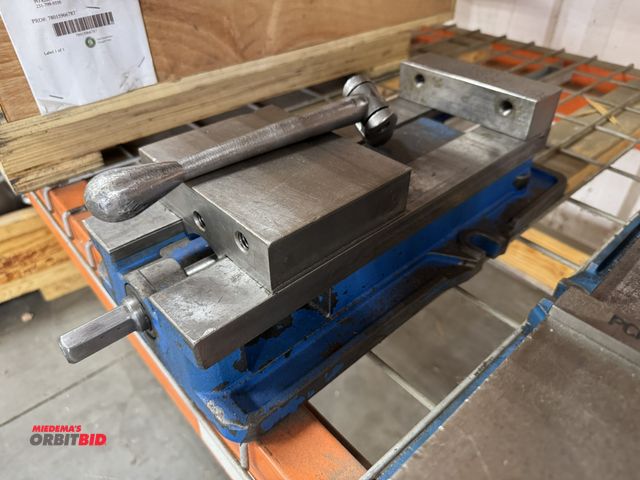 Lot 1-19490 - (1) Kurt 6" angle lock machinists vise.