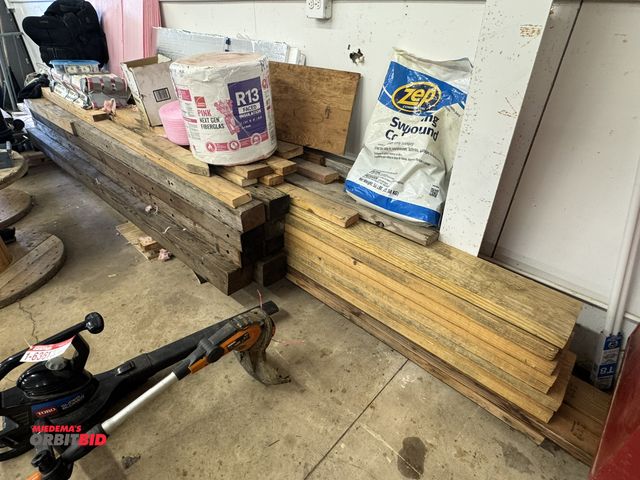 Lot 1-6362 - Large lot of assorted lumber and posts, 4 x 6, 2 x 4, 2 x 6, 2 x 8, various lengths up to approx. 16...