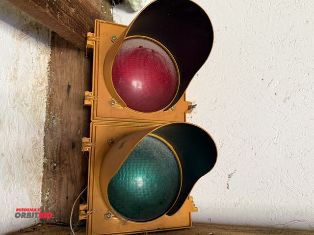 Lot 1-8204 - (1) plastic 20" tall red/green traffic light.