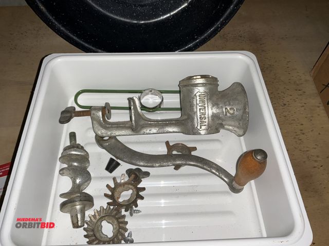 Lot 1-19309 - (1) universal #2 manual tabletop mount meat grinder.