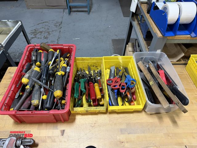 Lot 1-18848 - Large lot of assorted hand tools, includes screwdrivers, tin snips, razor blades, wire brushes, and ...