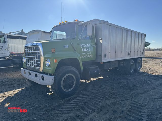 Lot 1-18119 - (1) 1976 Ford 8000 tandem axle grain truck with rear air lift axle, 5 + 2 speed manual transmission,...