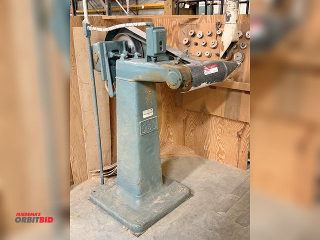 Lot 1-7277 - Ekstrom Carlson No. 104 Polishing Lathe/ Buffer &amp; Tooling