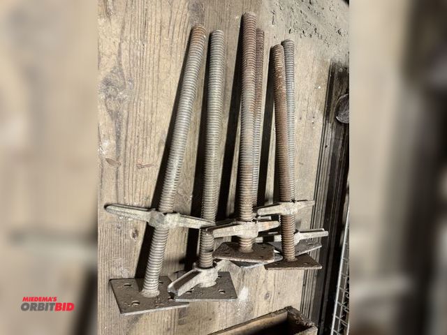 Lot 1-2620 - Lot of (6) Metal Tech 24" leveling jack with plates for scaffolding.  (Greg)