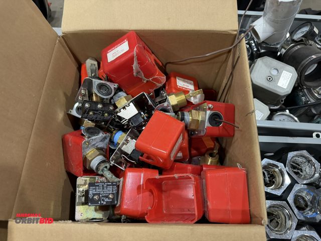 Lot 1-18635 - (1) box of pressure switches, model HFS-25, all appear to be used.