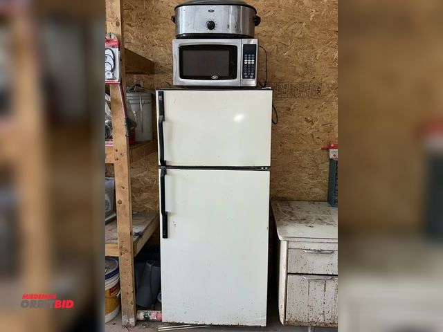 Lot 1-14131 - (1) General Electric, model TB15SLBR, household refrigerator/freezer, S/N TD828003, powers on, missi...