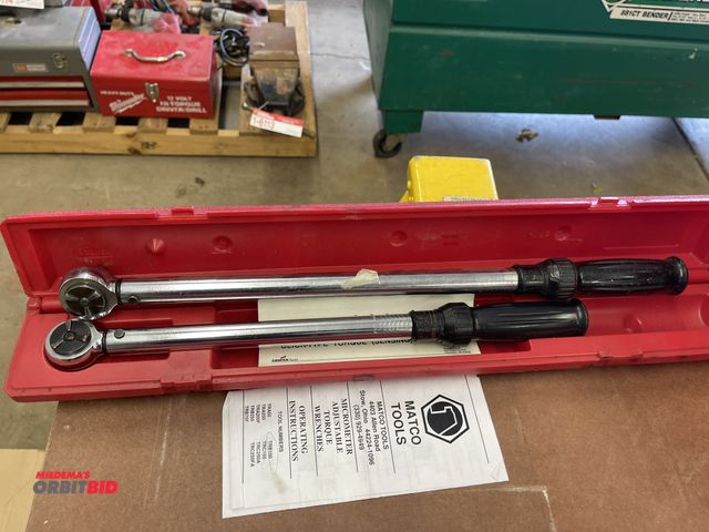 Lot 1-6122 - Lot of (2) Craftsman torque wrenches, 3/8" and 1/2", and (1) case.