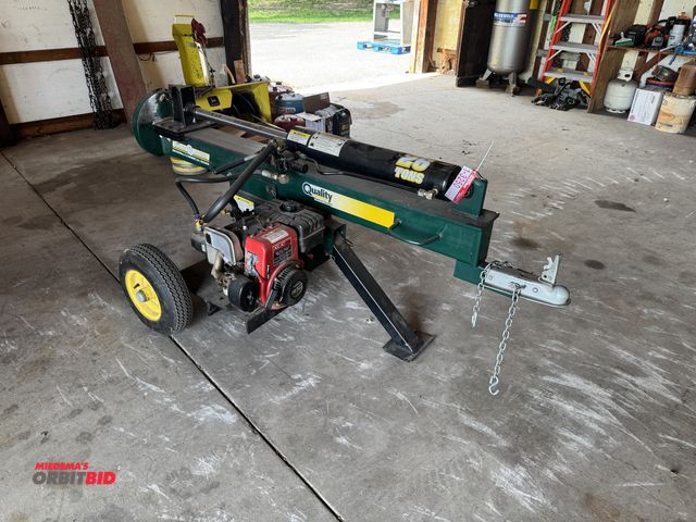 Lot 1-3250 - (1) Quality Farm &amp; Country towable wood splitter, Tecumsch 8HP gas, 26 ton cylinder, 2" ball