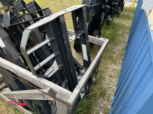 Lot 1-6555 - (1) new Bob Cat standard quick attach pallet fork frame, frame only, includes 42" forks.