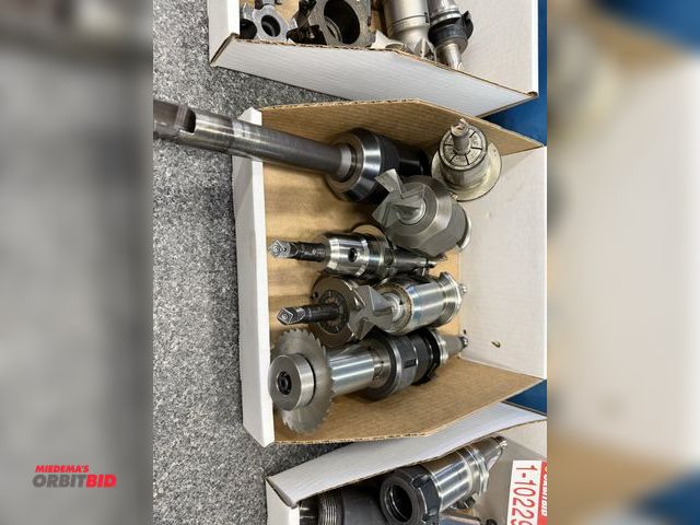 Lot 1-10232 - Lot of (7) assorted Cat 40 tool holders, some with indexable cutters, boring bar, and more.