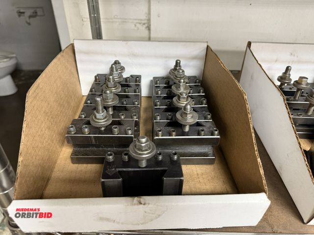 Lot 1-6307 - Lot of (11) Aloris CXA1 lathe tool holders.