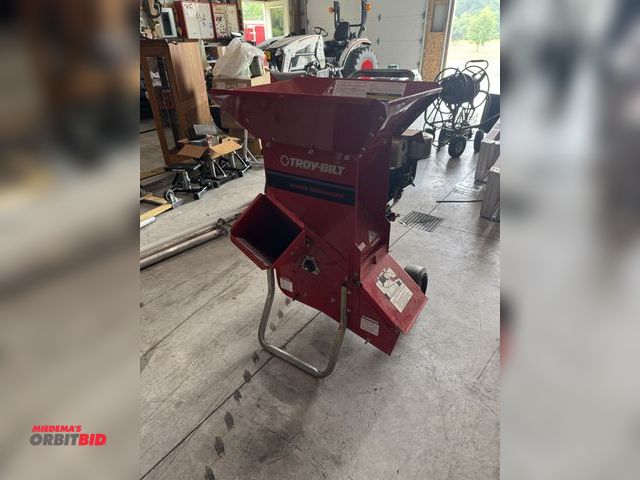 Lot 1-6697 - (1) Troy-Bilt Super Tomahawk wood chipper, model 47258, with a Briggs &amp; Stratton 8 HP gas engine...