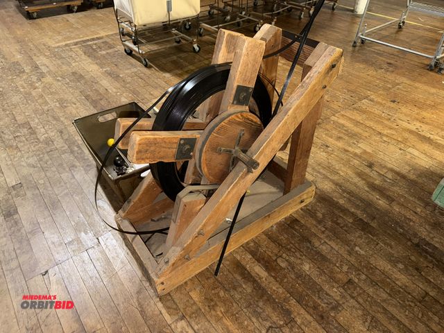 Lot 1-4927 - (1) banding stand with partial roll of 1/2" metal band, (1) roll of 1/2" poly banding, includes tool...