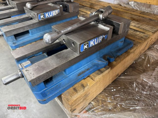 Lot 1-19486 - (1) Kurt 6" angle lock machinists vise.