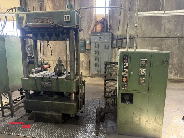 Lot 1-13361 - F.J. Stokes 726-2 vertical hydraulic compression molding machine 200-ton, 4-post, 24" x 32" T-slotte...