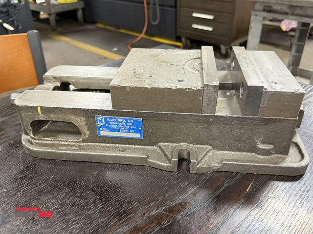 Lot 1-11085 - (1) Kurt 6" machinists vise, includes handle.