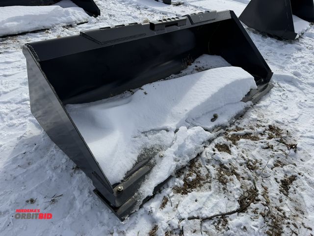Lot 1-11534 - (1) New Holland 72" wide skid steer bucket with bolt-on cutting edge, bucket is in new condition.
