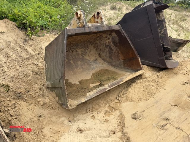 Lot 1-18338 - (1) excavator bucket, 72" wide.