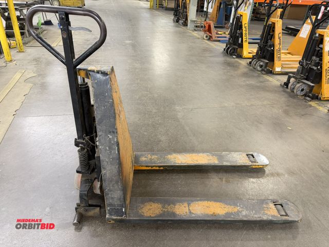 Lot 1-17350 - (1) Lift Rite Ergo Lift, 12V electric pallet jack, with a batter tender 5 amp onboard battery charge...