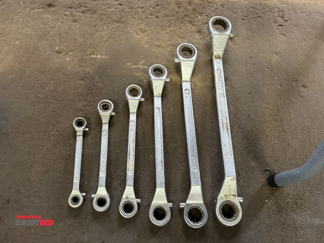 Lot 1-18458 - Lot of (6) various ratcheting combination wrenches, sizes 3/8" up to 1 1/8".
