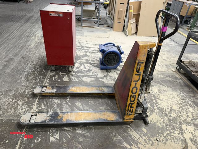 Lot 1-16422 - (1) Lift-Rite, model ERGO3000 Nomic (RG30E), pallet jack, 3000 lb. capacity, max. lift height of 31....