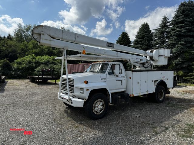 Lot 1-6905 - 1989 Ford Bucket Truck F700 5-speed manual transmission, 65,833 miles showing, roll up windows, rubb...