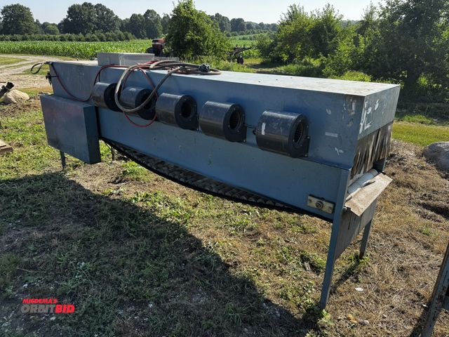 Lot 1-6938 - (1) Michigan Orchard Supply Apple Wax and Dry conveyor line, 12' long x approx. 36" wide x 55.5" tal...