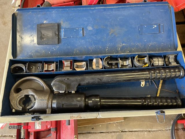 Lot 1-6175 - (1) hydraulic crimper with assorted crimps and case.