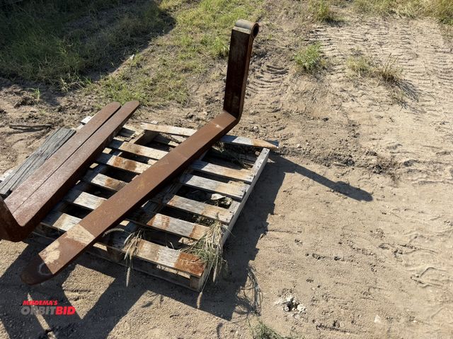 Lot 1-9560 - Skytrak fork, fork is 60" long x 5" wide