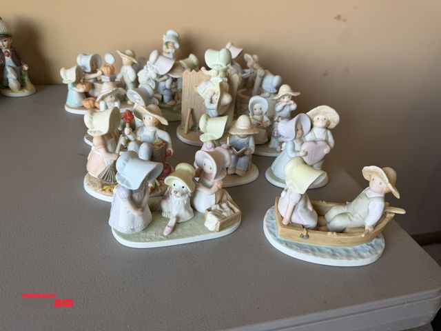Lot 1-19186 - Lot of assorted Masterpiece  circle of friends decorative porcelain figurines, 13 total.