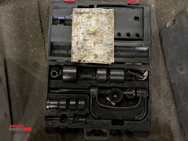 Lot 1-1147 - (1) Snap-On, model BJP1, ball joint press master set with high-impact plastic case, appears to be in...