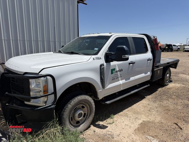 Lot 1-18129 - 2023 Ford F350 SD XL Flatbed Truck