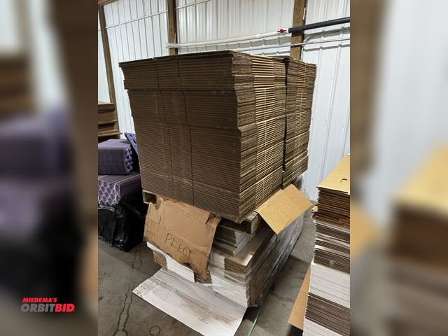 Lot 1-6791 - Lot of (2) skids of Quality Apples Tray Master box tops and bottoms.