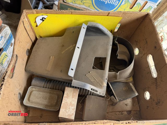 Lot 1-8579 - Lot of vintage car parts, various brands.