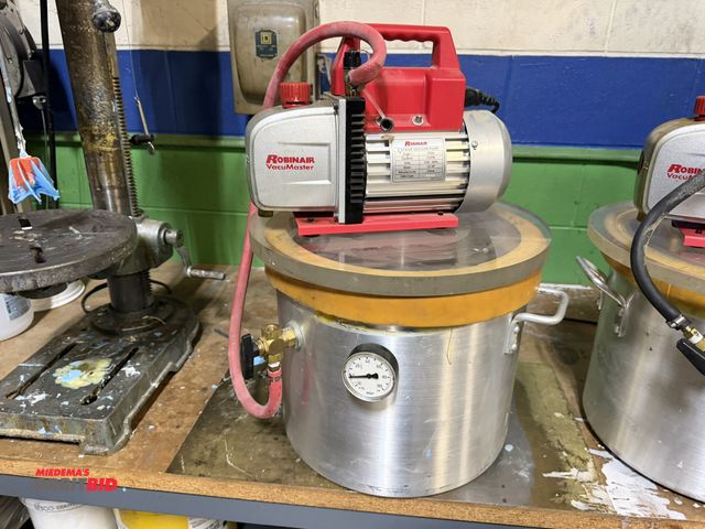 Lot 1-18637 - (1) Robinair VacuMaster 2-stage vacuum pump with plexiglass top, 14" diameter x 12" tall aluminum po...