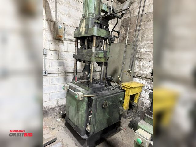Lot 1-13381 - approx. 35-ton, 4-post, 7.5" x 18" distance between tie bars, down acting permanent toggle lock arm,...