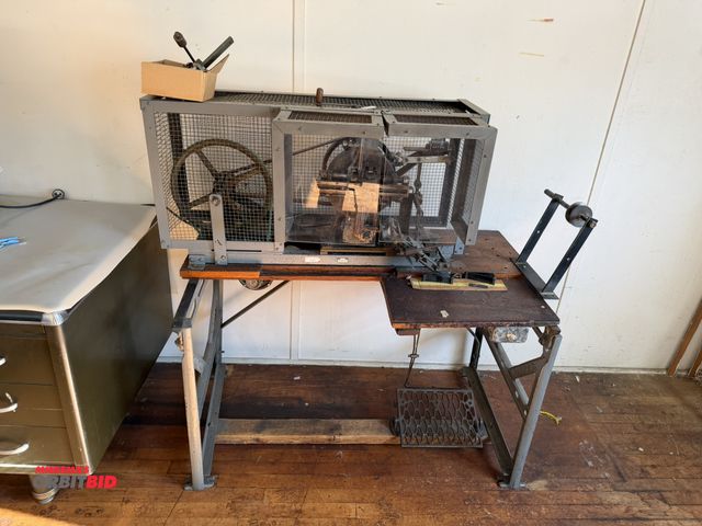 Lot 1-4752 - (1) Artos Engineering Company cutter machine, machine #470, includes Singer stand with foot pedal, a...