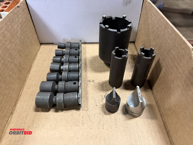 Lot 1-18401 - Lot including (1) set of 3/8" drive Snap-On swivel sockets, sizes 3/8" up to 3/4", (1) Snap-On appro...