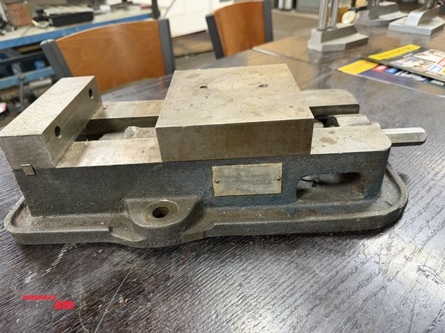 Lot 1-11089 - (1) Kurt 6" machinists vise, includes handle.