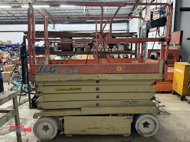 Lot 1-1559 - (1) 2000 JLG, model 2646, 750 lb. (rated work load) capacity, 24V electric scissor lift with 26' max...