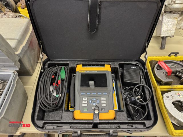 Lot 1-6327 - (1) Fluke 434 power quality analyzer with case, appears to be complete.