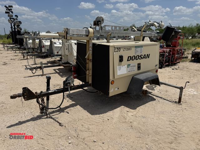 Lot 1-9497 - (1) 2013 Doosan L20 Light Tower, 4 cylinder diesel engine, 4 light extendable tower, hand crank, mou...