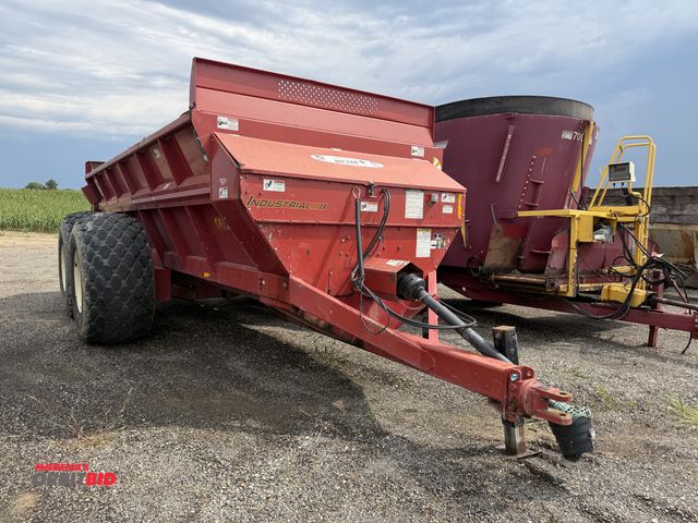 Lot 1-9862 - (1) Meyer Industrial SXI865 tandem axle manure spreader, 865BV, dual vertical expellers, 28L-26 tire...