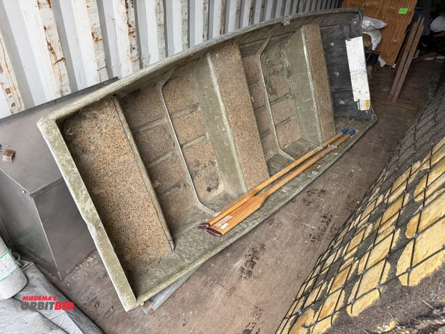 Lot 1-18760 - (1) 10', 180 lb. capacity flat bottom row boat with oars and oar locks.