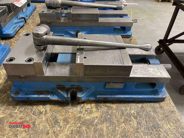 Lot 1-19348 - (1) Kurt 8" machinists vise with handle.